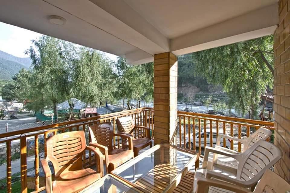 Himalayan Riverside Resort, Manali Bagian luar foto