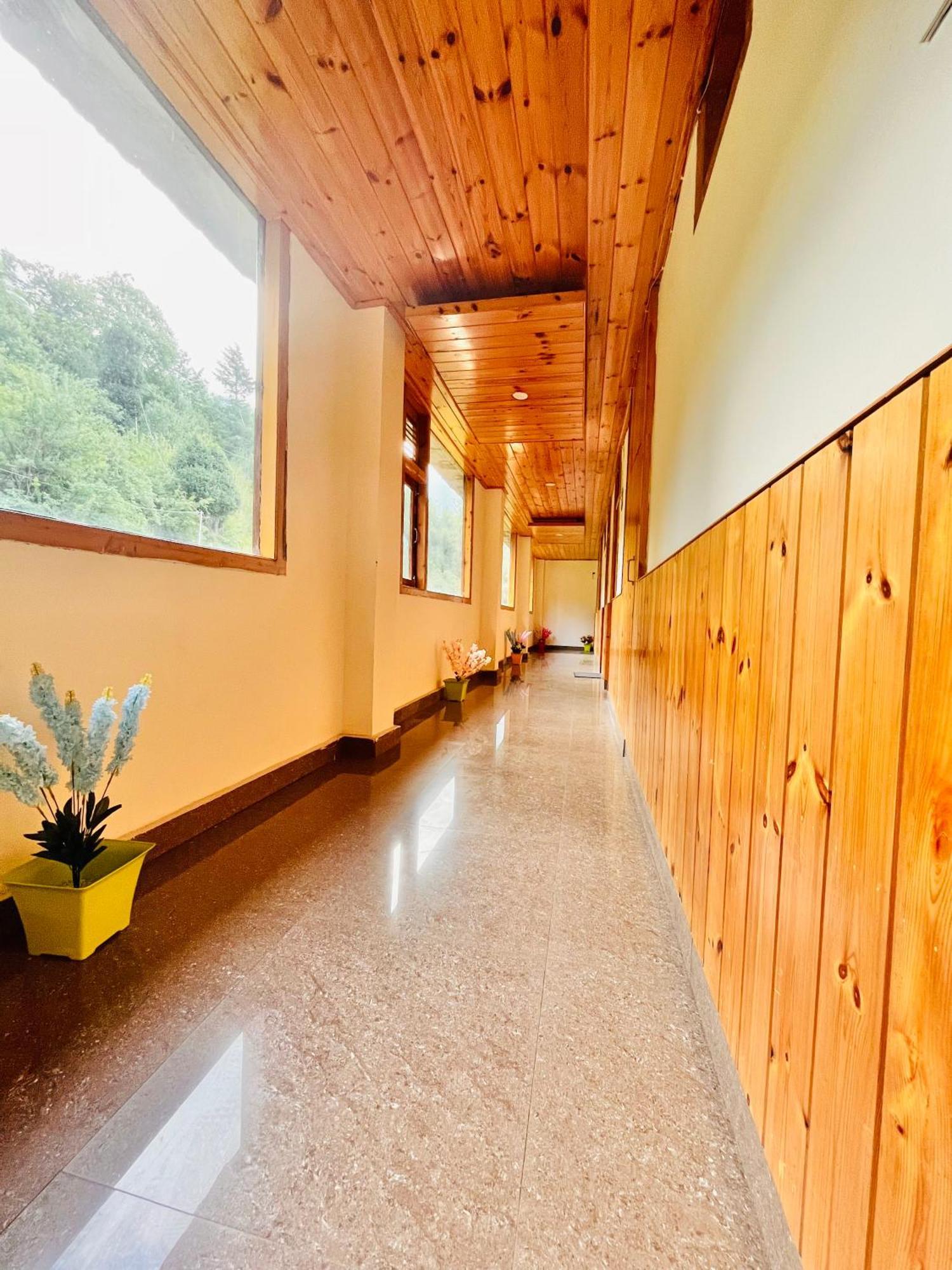 Himalayan Riverside Resort, Manali Bagian luar foto